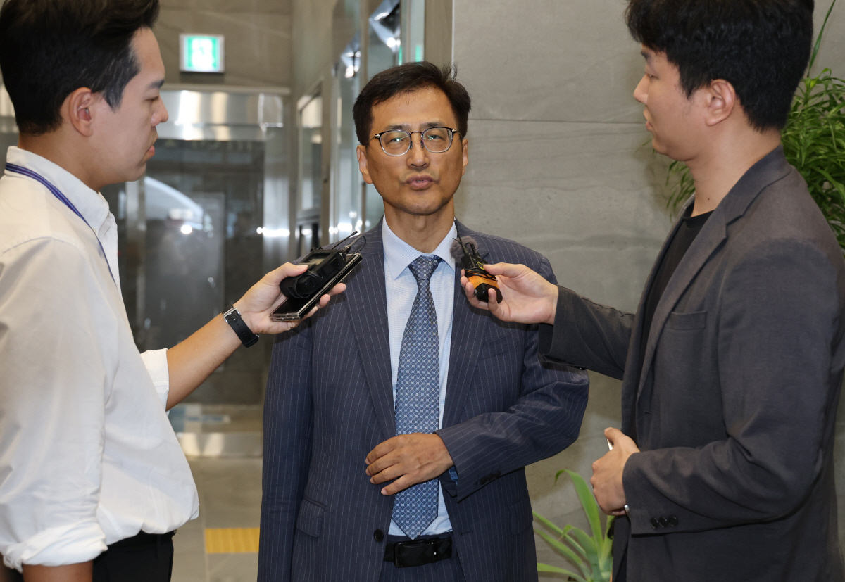 ▲6·3 지방선거 투표용지 부족 사태 등을 수사하는 이태한 선거관리위원회 특별검사가 24일 서울 서초구 특검 임시 사무실로 출근하며 취재진의 질문에 답하고 있다. (연합뉴스)