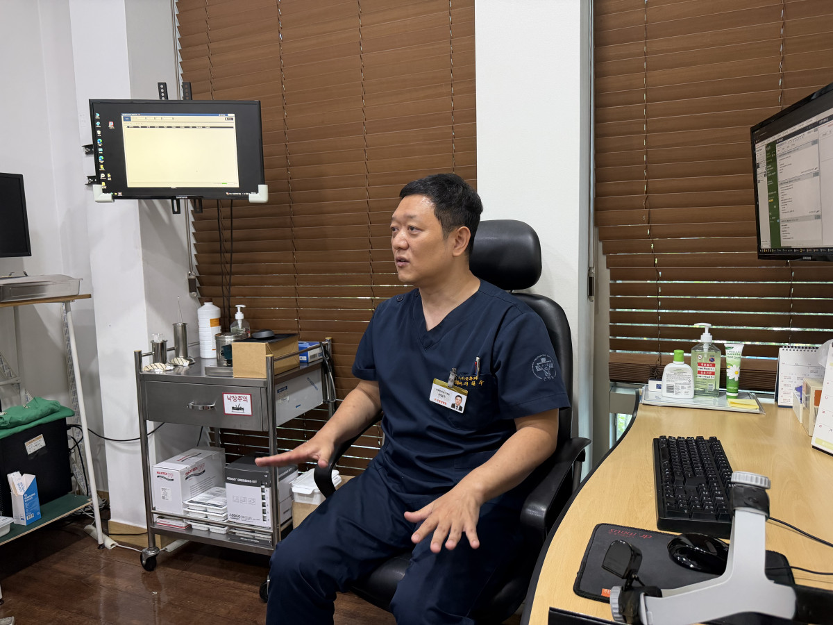 ▲수면다원검사 클리닉 이일우소장이 수면무호흡증에 대해 설명하고 있다. (사진제공=온병원)