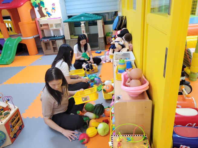 ▲4일 KB자산운용 임직원 봉사단 ‘KB희망드림봉사단’이 서울 서대문구 구세군 두리홈을 방문해 봉사활동을 진행하고 있다. (제공=KB자산운용)