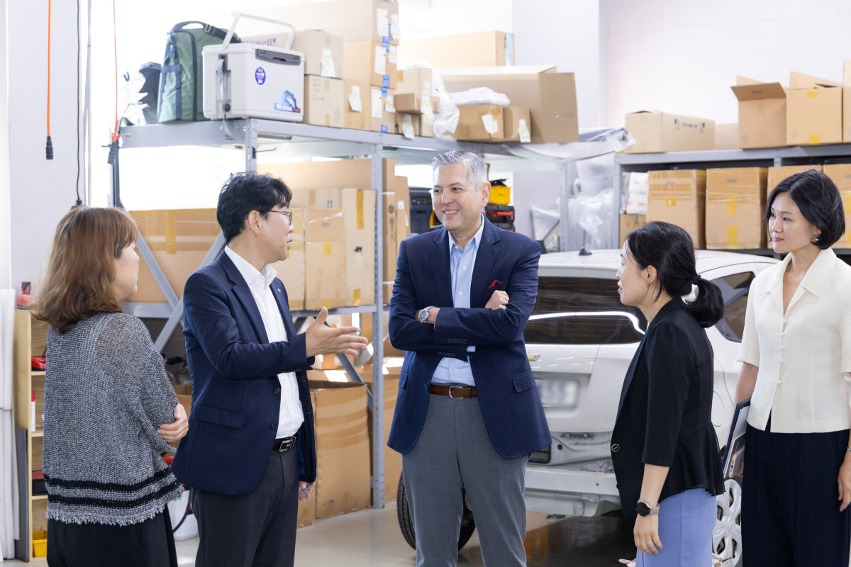▲4일 수원서비스센터에서 김원식 GM 한국사업장 수원서비스센터 센터장이 센터 운영 현황을 설명하고 있다. (왼쪽부터) 최은영 애프터세일즈 서비스 부문 전무, 김원식 GM 한국사업장 수원서비스센터 센터장, 헥터 비자레알 GM 한국사업장 사장. (사진=GM 한국사업장)