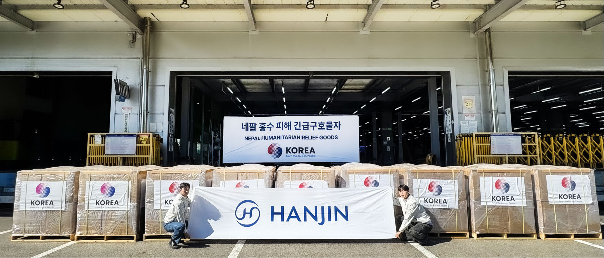 ▲한진 관계자들이 인천공항 글로벌물류센터(GDC)에서 네팔 대홍수 피해 이재민을 위한 긴급 구호물자를 출고하며 수송을 준비하고 있다. (사진=한진)