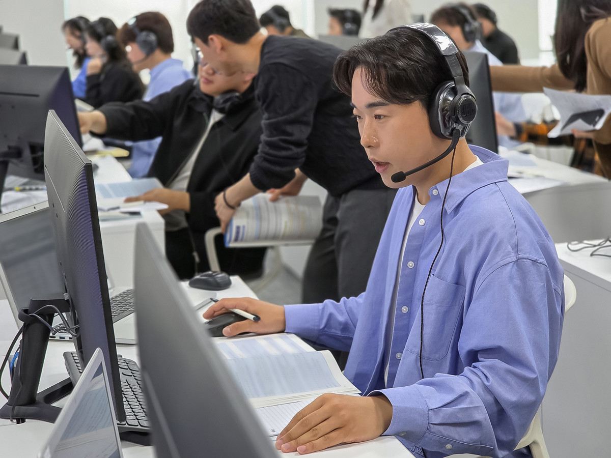 ▲4월 삼성전자 인재개발원(경기도 수원)에서 삼성전자 감독관이 상반기 삼성직무적성검사(GSAT) 응시자를 대상으로 예비 소집을 진행하고 있다. (사진제공=삼성전자)