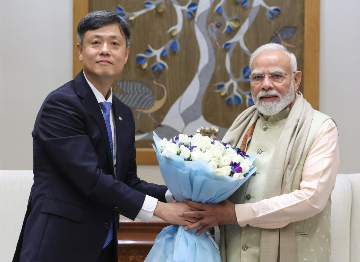 ▲장병규 의장(왼쪽)이 4일(현지시간) 인도 뉴델리에서 나렌드라 모디(Narendra Modi) 인도 총리와 회담을 진행하고 기념 사진을 촬영하고 있다. (사진제공=크래프톤)