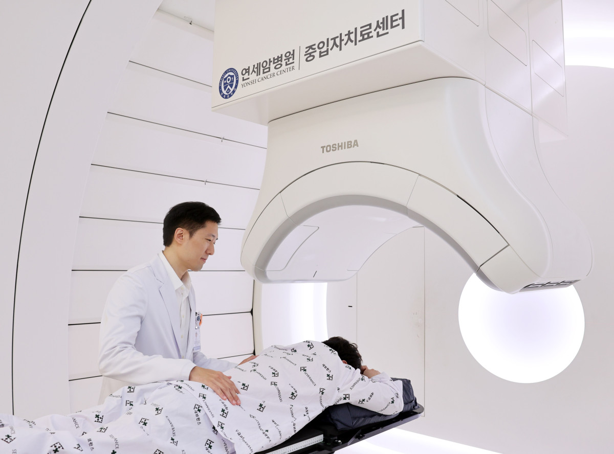 ▲김경환 연세암병원 방사선종양학과 교수가 중입자치료를 세팅 중이다. (사진제공=연세암병원)