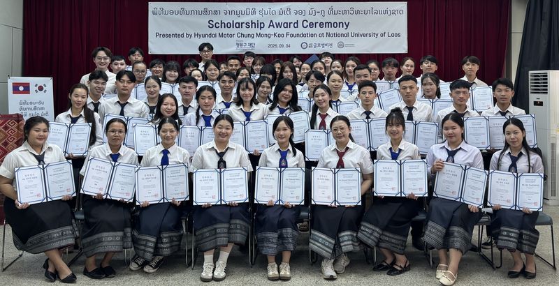 ▲라오스 국립대학교에서 4일(현지시간) 열린 현대차 정몽구 재단 장학증서 수여식에서 장학생으로 선발된 60명의 학생들이 기념 촬영을 하고 있다. (사진=현대차 정몽구 재단)