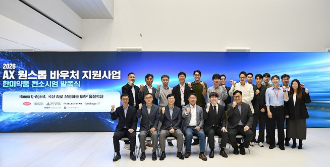 ▲지난달 28일 서울 송파구 한미 C&C스퀘어에서 한미약품과 삼성SDS, 메가존클라우드, 셀렉트스타 주요 관계자들이 'AX 원스톱 바우처 지원사업’ 발족식 후 기념사진을 촬영하고 있다. (사진제공=한미약품)