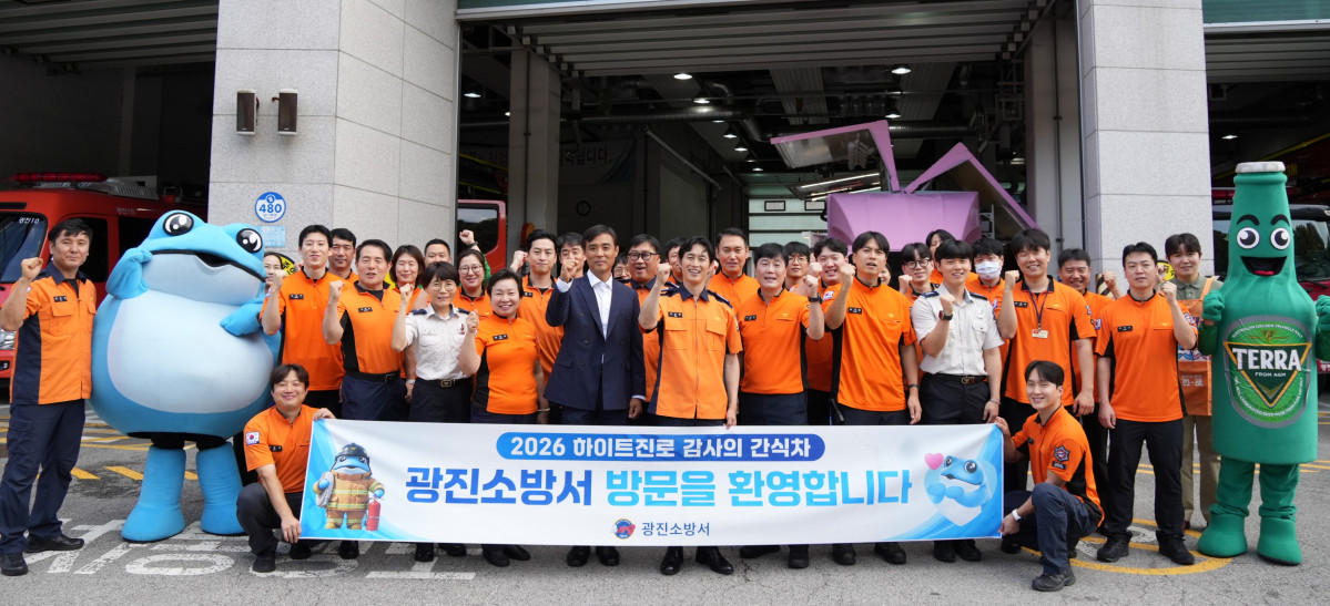 ▲9월 2일 하이트진로 특판북부지점 김찬석 지점장(가운데 왼쪽)과 광진소방서 이은규 서장(가운데)이 광진소방서에서 열린 ‘감사의 간식차’ 행사에서 소방공무원들과 기념 촬영을 하고 있다. (사진제공=하이트진로)