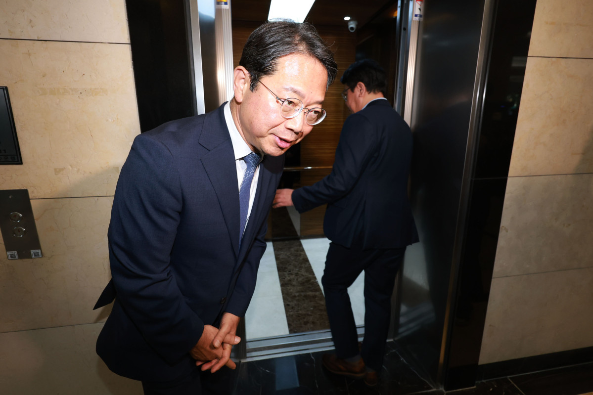 ▲김승원 법무부 장관 후보자가 7일 서울 종로구 적선현대빌딩에 마련된 인사청문회 준비 사무실로 출근하고 있다. (연합뉴스)