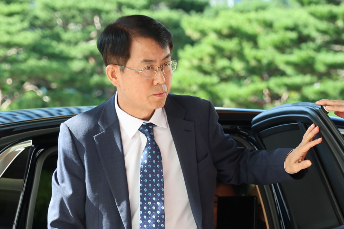 ▲이흥구 대법관이 7일 서울 서초구 대법원으로 출근하고 있다. (뉴시스)