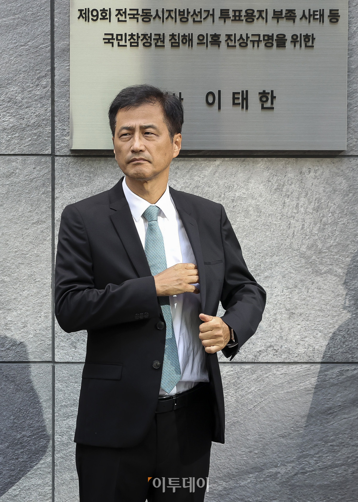 ▲7일 오전 서울 서초구 제9회 전국동시지방선거 투표용지 부족사태 등 국민참정권 침해 의혹 진상규명을 위한 특별검사 사무실에서 열린 현판식에서 이태한 특별검사가 생각에 잠겨있다. 고성준 기자 joonko1@