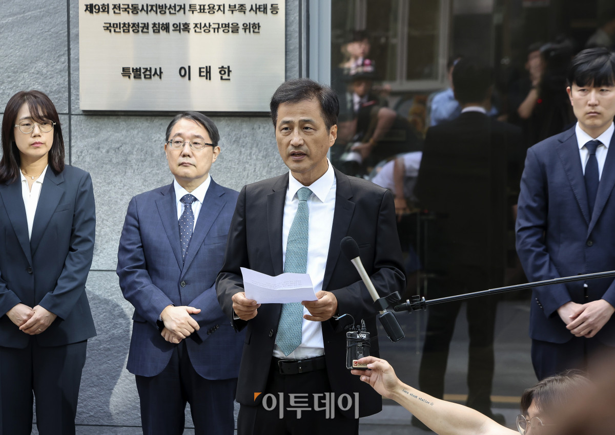 ▲7일 오전 서울 서초구 제9회 전국동시지방선거 투표용지 부족사태 등 국민참정권 침해 의혹 진상규명을 위한 특별검사 사무실에서 열린 현판식에서 이태한 특별검사가 발언하고 있다. 고성준 기자 joonko1@