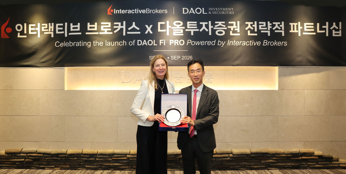 ▲3일 다올투자증권 여의도 본사에서 열린 업무 협약식에서 스테이시 밀러스 IBKR 수석부사장(왼쪽)과 이병철 다올금융그룹 회장이 기념패를 들고 촬영을 하고 있다. (사진제공=다올투자증권)