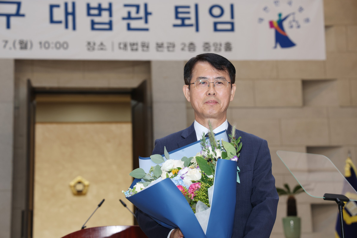 ▲이흥구 대법관이 7일 서울 서초구 대법원에서 열린 퇴임 행사에서 꽃다발을 들고 있다. (연합뉴스)