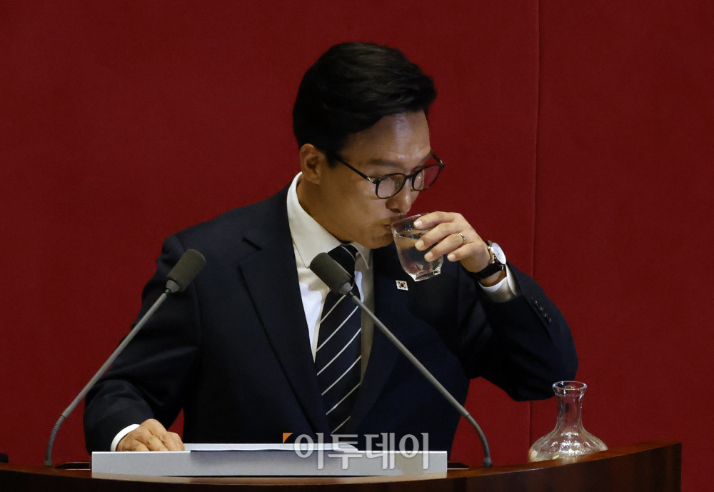 ▲김민석 더불어민주당 대표가 7일 서울 여의도 국회에서 열린 본회의에서 교섭단체 대표연설을 하며 물을 마시고 있다. 김 대표는 이날 "당별로 말고 가나다순으로 앉으면 어떻습니까? 각 당 의총은 밖에서 하면 되고, 마주 보고 싸우는 건 상임위에서 하면 충분합니다"라며 "거창한 정치개혁 말고, 소박하게 본회의 자리부터 섞어 앉읍시다"라고 제안했다. 고이란 기자 photoeran@