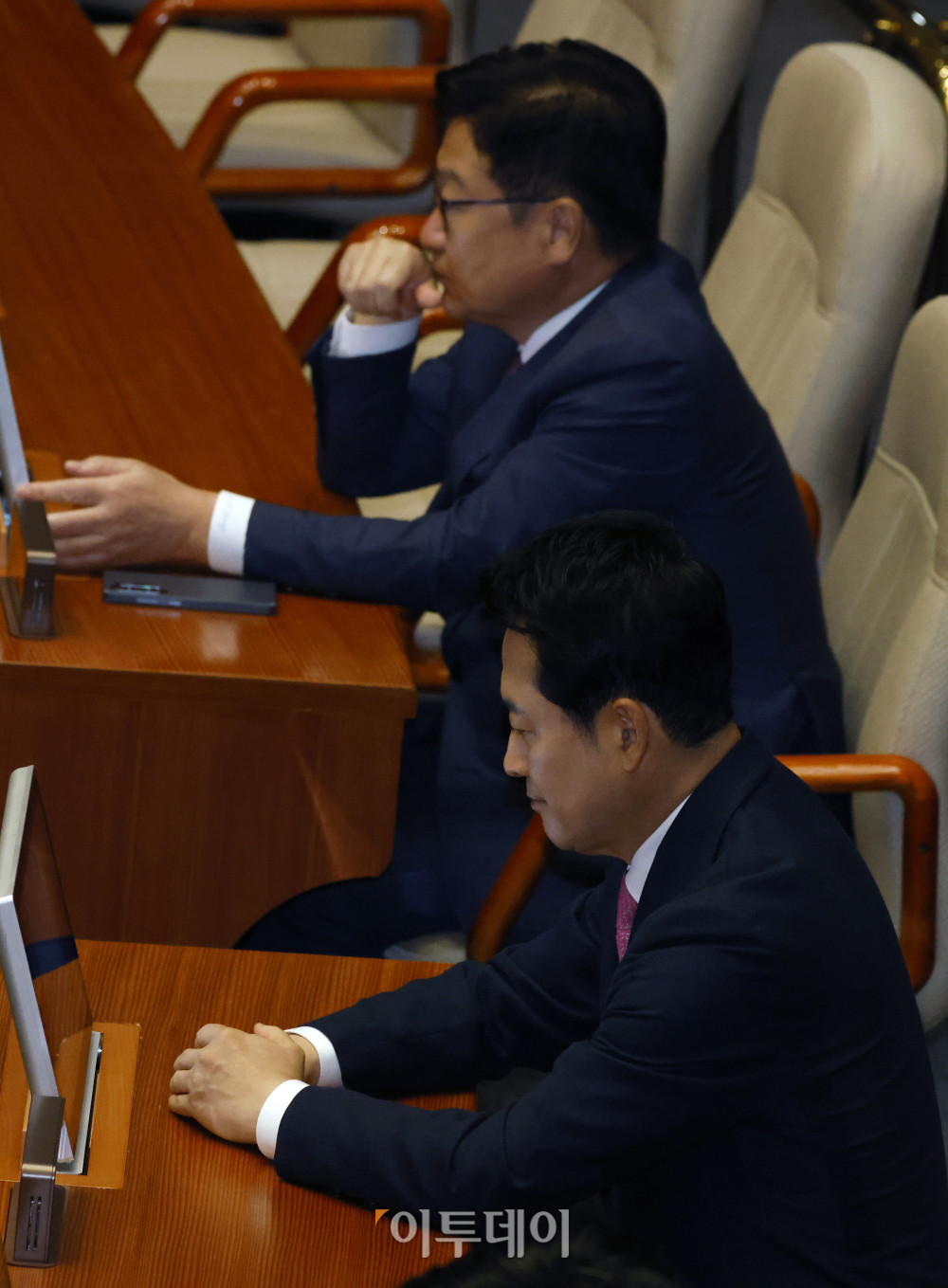 ▲장동혁(아래) 국민의힘 대표와 정점식 원내대표가 7일 서울 여의도 국회에서 열린 본회의에서 김민석 더불어민주당 대표의 교섭단체 대표연설을 듣고 있다. 고이란 기자 photoeran@