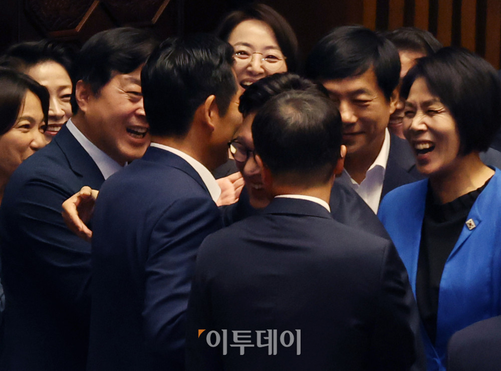 ▲김민석 더불어민주당 대표가 7일 서울 여의도 국회에서 열린 본회의에서 교섭단체 대표연설을 마치고 정청래 의원과 포옹을 하고 있다. 김 대표는 이날 "당별로 말고 가나다순으로 앉으면 어떻습니까? 각 당 의총은 밖에서 하면 되고, 마주 보고 싸우는 건 상임위에서 하면 충분합니다"라며 "거창한 정치개혁 말고, 소박하게 본회의 자리부터 섞어 앉읍시다"라고 제안했다. 고이란 기자 photoeran@