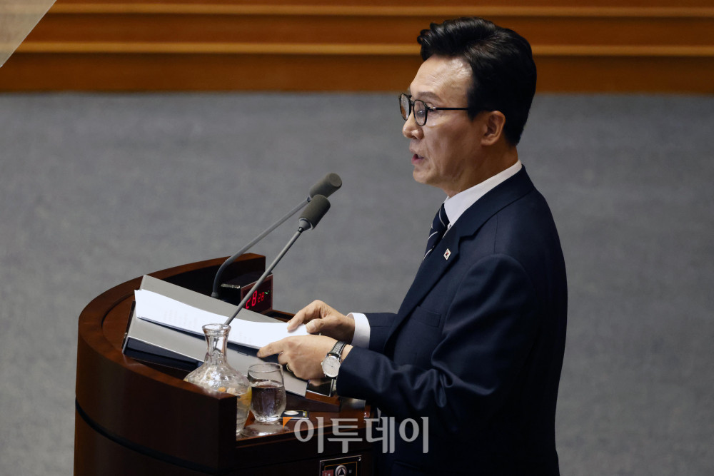 ▲김민석 더불어민주당 대표가 7일 서울 여의도 국회에서 열린 본회의에서 교섭단체 대표연설을 하고 있다. 김 대표는 이날 "당별로 말고 가나다순으로 앉으면 어떻습니까? 각 당 의총은 밖에서 하면 되고, 마주 보고 싸우는 건 상임위에서 하면 충분합니다"라며 "거창한 정치개혁 말고, 소박하게 본회의 자리부터 섞어 앉읍시다"라고 제안했다. 고이란 기자 photoeran@
