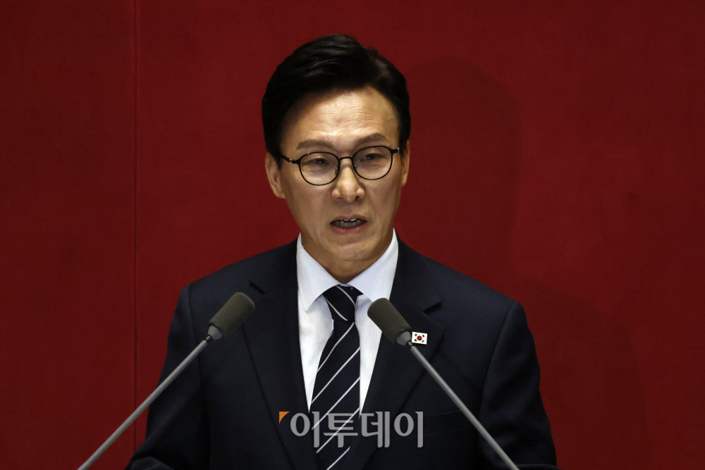 ▲김민석 더불어민주당 대표가 7일 서울 여의도 국회에서 열린 본회의에서 교섭단체 대표연설을 하고 있다. 김 대표는 이날 "당별로 말고 가나다순으로 앉으면 어떻습니까? 각 당 의총은 밖에서 하면 되고, 마주 보고 싸우는 건 상임위에서 하면 충분합니다"라며 "거창한 정치개혁 말고, 소박하게 본회의 자리부터 섞어 앉읍시다"라고 제안했다. 고이란 기자 photoeran@