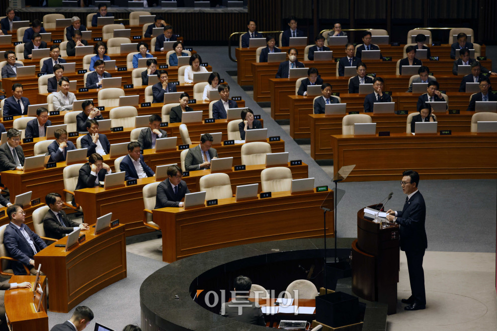 ▲김민석 더불어민주당 대표가 7일 서울 여의도 국회에서 열린 본회의에서 교섭단체 대표연설을 하고 있다. 김 대표는 이날 "당별로 말고 가나다순으로 앉으면 어떻습니까? 각 당 의총은 밖에서 하면 되고, 마주 보고 싸우는 건 상임위에서 하면 충분합니다"라며 "거창한 정치개혁 말고, 소박하게 본회의 자리부터 섞어 앉읍시다"라고 제안했다. 고이란 기자 photoeran@