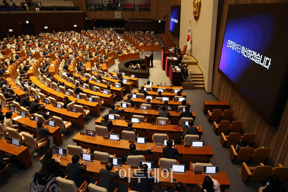 ▲김민석 더불어민주당 대표가 7일 서울 여의도 국회에서 열린 본회의에서 교섭단체 대표연설을 하고 있다. 김 대표는 이날 "당별로 말고 가나다순으로 앉으면 어떻습니까? 각 당 의총은 밖에서 하면 되고, 마주 보고 싸우는 건 상임위에서 하면 충분합니다"라며 "거창한 정치개혁 말고, 소박하게 본회의 자리부터 섞어 앉읍시다"라고 제안했다. 고이란 기자 photoeran@