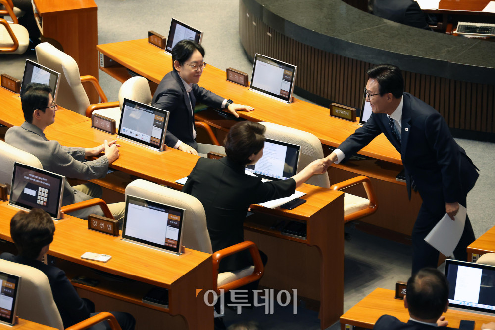 ▲김민석 더불어민주당 대표가 7일 서울 여의도 국회에서 열린 본회의에서 교섭단체 대표연설을 마치고 국민의힘 의원들과 인사하고 있다. 김 대표는 이날 "당별로 말고 가나다순으로 앉으면 어떻습니까? 각 당 의총은 밖에서 하면 되고, 마주 보고 싸우는 건 상임위에서 하면 충분합니다"라며 "거창한 정치개혁 말고, 소박하게 본회의 자리부터 섞어 앉읍시다"라고 제안했다. 고이란 기자 photoeran@