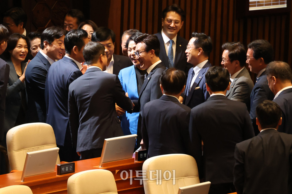 ▲김민석 더불어민주당 대표가 7일 서울 여의도 국회에서 열린 본회의에서 교섭단체 대표연설을 마치고 한병도 원내대표 등 동료의원들과 인사하고 있다. 김 대표는 이날 "당별로 말고 가나다순으로 앉으면 어떻습니까? 각 당 의총은 밖에서 하면 되고, 마주 보고 싸우는 건 상임위에서 하면 충분합니다"라며 "거창한 정치개혁 말고, 소박하게 본회의 자리부터 섞어 앉읍시다"라고 제안했다. 고이란 기자 photoeran@