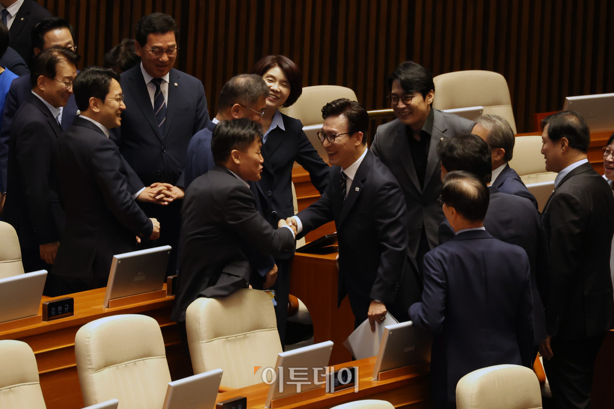 ▲김민석 더불어민주당 대표가 7일 서울 여의도 국회에서 열린 본회의에서 교섭단체 대표연설을 마치고 동료 의원들과 인사하고 있다. 김 대표는 이날 "당별로 말고 가나다순으로 앉으면 어떻습니까? 각 당 의총은 밖에서 하면 되고, 마주 보고 싸우는 건 상임위에서 하면 충분합니다"라며 "거창한 정치개혁 말고, 소박하게 본회의 자리부터 섞어 앉읍시다"라고 제안했다. 고이란 기자 photoeran@