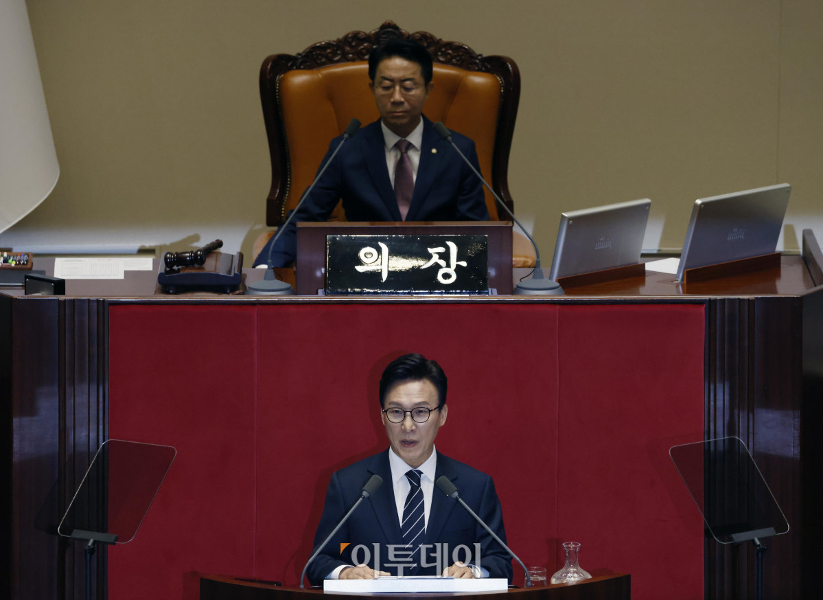 ▲김민석 더불어민주당 대표가 7일 서울 여의도 국회에서 열린 본회의에서 교섭단체 대표연설을 하고 있다. 김 대표는 이날 "당별로 말고 가나다순으로 앉으면 어떻습니까? 각 당 의총은 밖에서 하면 되고, 마주 보고 싸우는 건 상임위에서 하면 충분합니다"라며 "거창한 정치개혁 말고, 소박하게 본회의 자리부터 섞어 앉읍시다"라고 제안했다. 고이란 기자 photoeran@