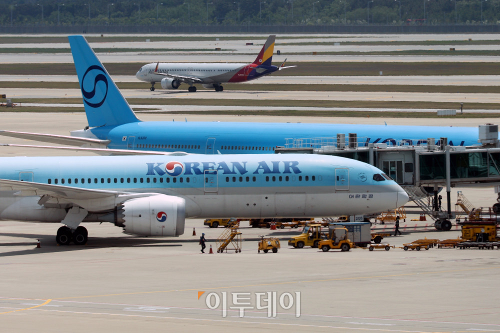 ▲인천국제공항 제2터미널 전망대에서 바라 본 주기장이 분주한 모습이다. 고이란 기자 photoeran@ (이투데이DB)