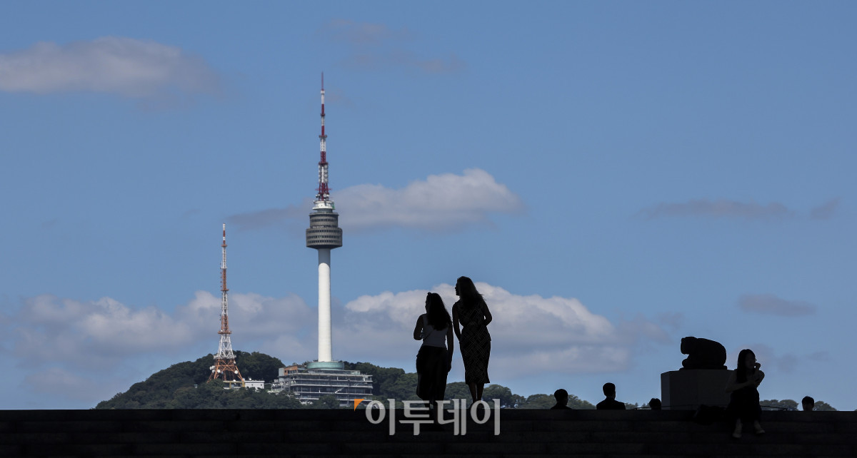 ▲절기상 백로인 7일 서울 용산구 국립중앙박물관을 찾은 시민들이 청량한 하늘을 보며 즐거운 시간을 보내고 있다. 이날 기상청은 서울 아침 기온은 18.4도로 선선하겠지만 낮 기온이 29도까지 올라 일교차가 큰 날씨가 이어질 것으로 전망했다. 고성준 기자 joonko1@