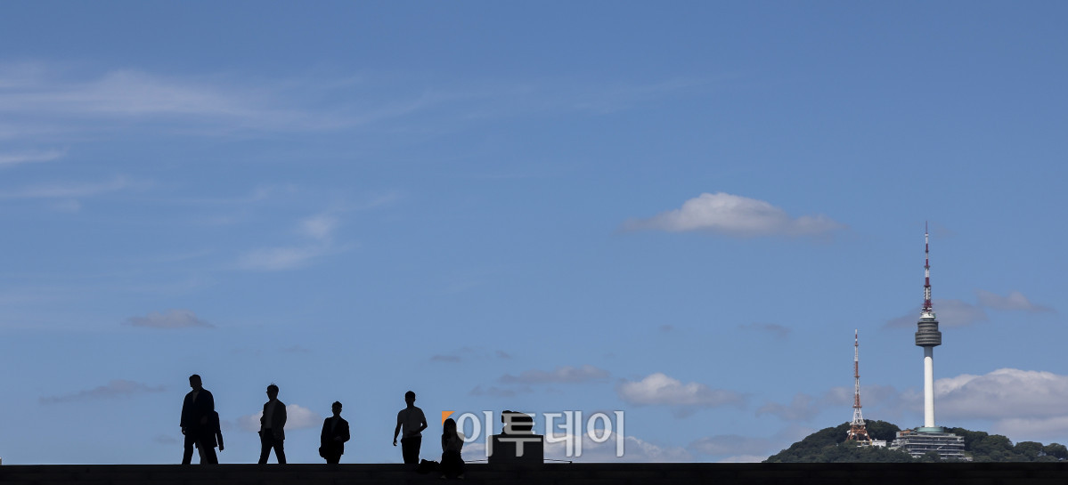 ▲절기상 백로인 7일 서울 용산구 국립중앙박물관을 찾은 시민들이 청량한 하늘을 보며 즐거운 시간을 보내고 있다. 이날 기상청은 서울 아침 기온은 18.4도로 선선하겠지만 낮 기온이 29도까지 올라 일교차가 큰 날씨가 이어질 것으로 전망했다. 고성준 기자 joonko1@