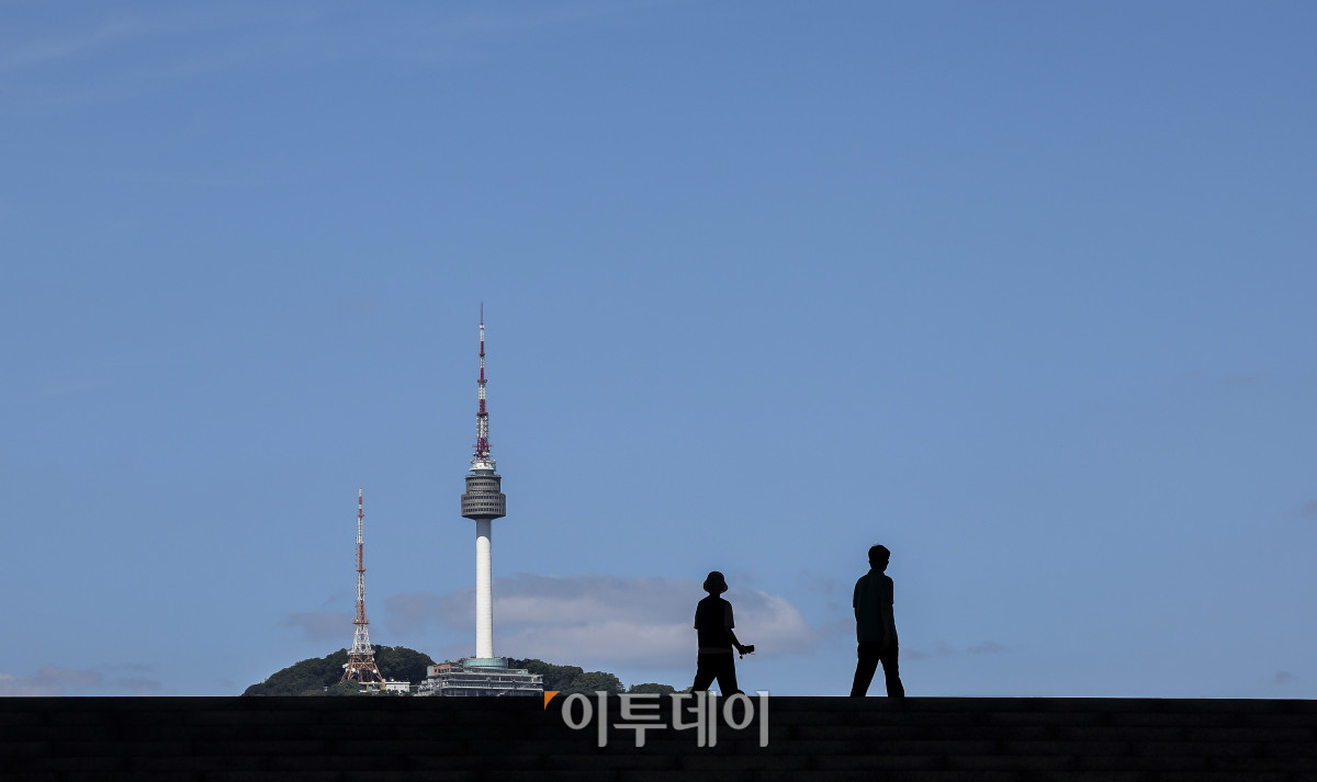 ▲절기상 백로인 7일 서울 용산구 국립중앙박물관을 찾은 시민들이 청량한 하늘을 보며 즐거운 시간을 보내고 있다. 이날 기상청은 서울 아침 기온은 18.4도로 선선하겠지만 낮 기온이 29도까지 올라 일교차가 큰 날씨가 이어질 것으로 전망했다. 고성준 기자 joonko1@