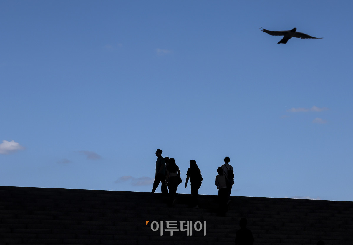 ▲절기상 백로인 7일 서울 용산구 국립중앙박물관을 찾은 시민들이 청량한 하늘을 보며 즐거운 시간을 보내고 있다. 이날 기상청은 서울 아침 기온은 18.4도로 선선하겠지만 낮 기온이 29도까지 올라 일교차가 큰 날씨가 이어질 것으로 전망했다. 고성준 기자 joonko1@