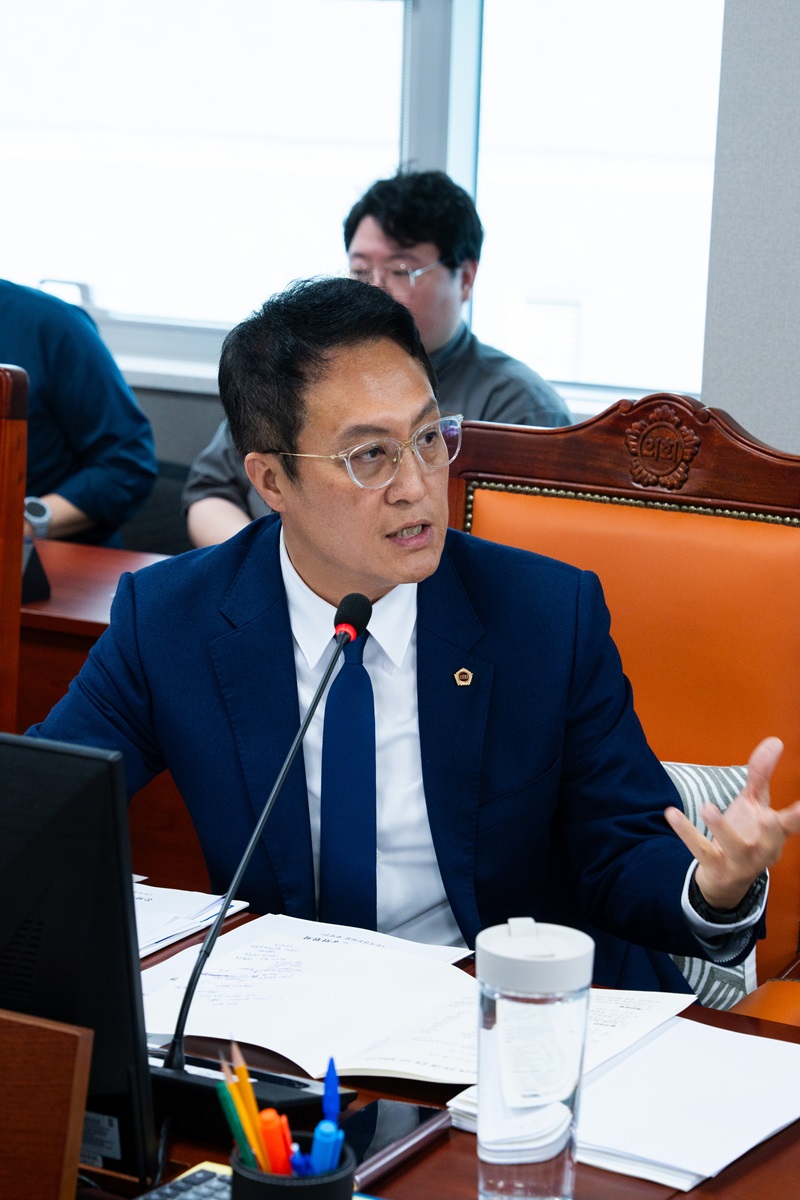 ▲채명신 경기도의회 의원이 4일 제393회 임시회 문화체육관광위원회 회의에서 ‘경기도 문화사계’의 2027년 사업계획과 공연 품질 유지 방안을 질의하고 있다.
채 의원은 2024년 14억원 규모였던 사업이 2027년 계획상 5억원으로 줄어드는 상황에서 경기아트센터·경기콘텐츠진흥원·경기문화재단 등의 사업을 어떤 방식으로 연계해 예술성과 대중성을 유지할 것인지 구체적인 실행계획을 제시해야 한다고 요구했다. (경기도의회)