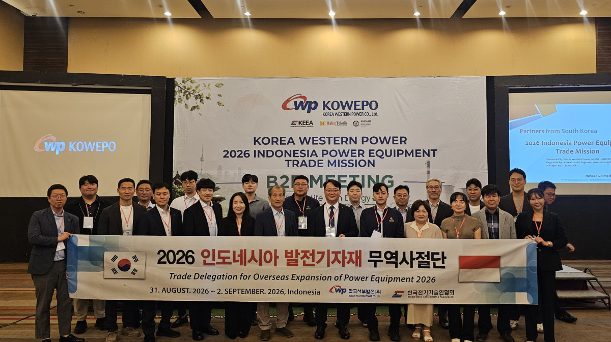 ▲한국서부발전은 1일부터 5일(현지 시간)까지 5일간 인도네시아 자카르타‧브카시와 말레이시아 쿠알라룸푸르‧조호르바루에서 국내 중소기업 12개사가 참여한 ‘인도네시아-말레이시아 발전기자재 무역사절단’을 운영했다고 7일 밝혔다. 사진은 서부발전과 국내 중소기업 관계자들이 인도네시아 수출상담회에서 기념 촬영하는 모습. (사진제공=한국서부발전)