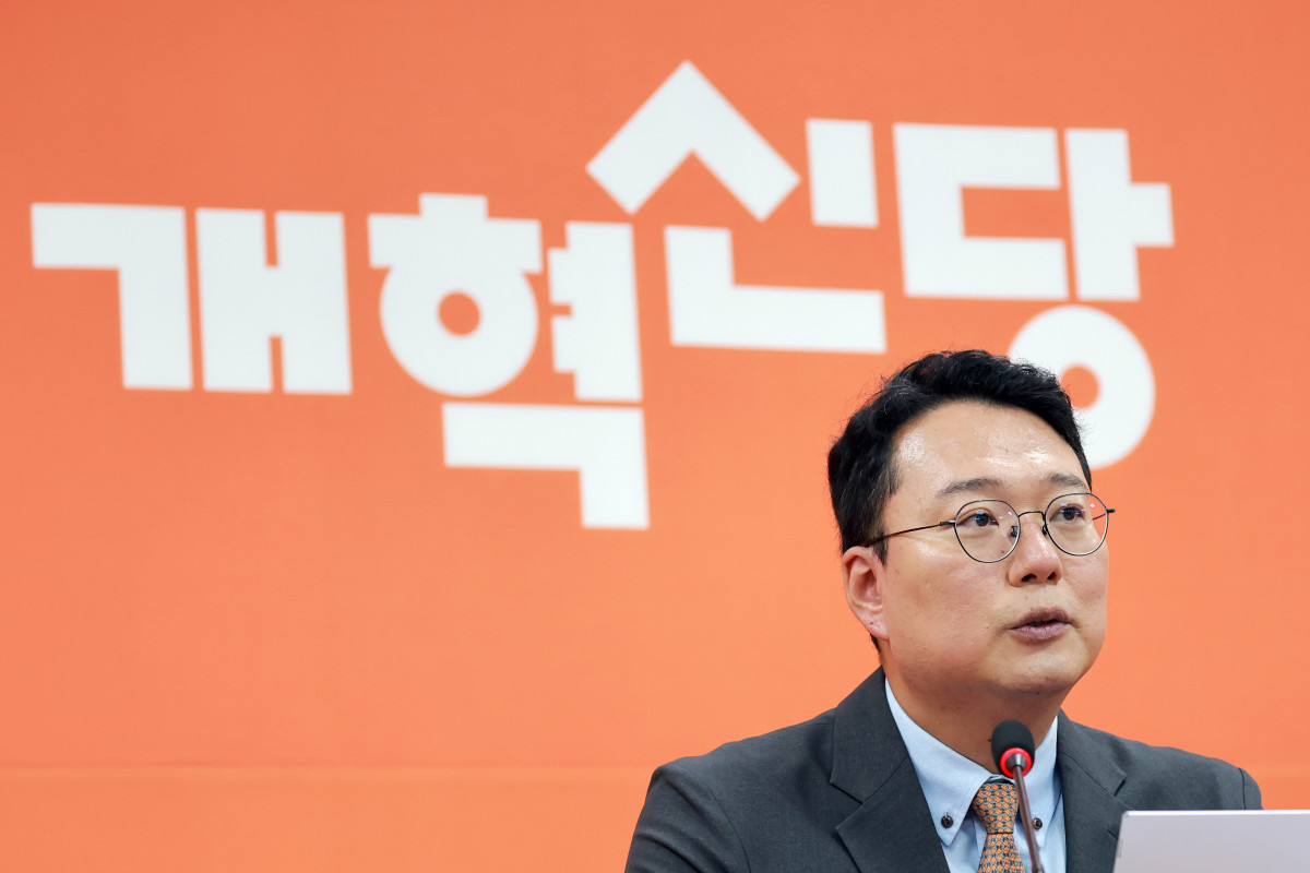 ▲개혁신당 천하람 대표 권한대행 겸 원내대표가 7일 국회에서 비상대책위원회 체제로 당 상황을 수습하겠다고 발표하고 있다. (연합뉴스)