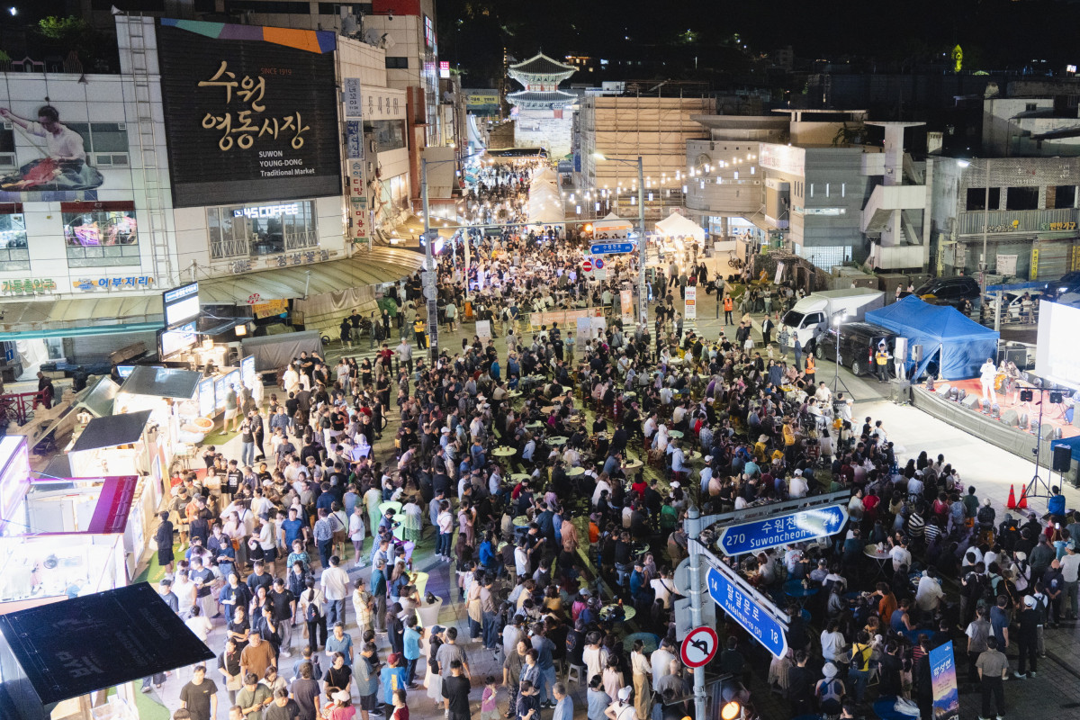 ▲5일 수원남문시장 일원에서 열린 ‘불취무귀’ 야시장과 K-뮤직 축제 ‘락성연’에 시민과 관광객들이 모여 있다. (김재학 기자)