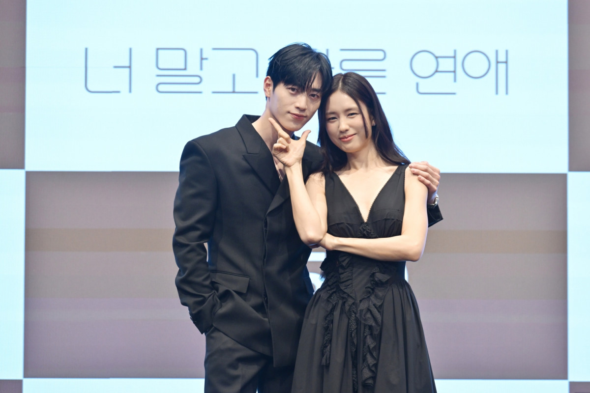 ▲배우 서강준(왼쪽), 안은진이 7일 서울 구로구 더세인트에서 열린 KBS2 새토일트라마 '너 말고 다른 연애' 제작발표회에서 포즈를 취하고 있다. (사진제공=KBS)