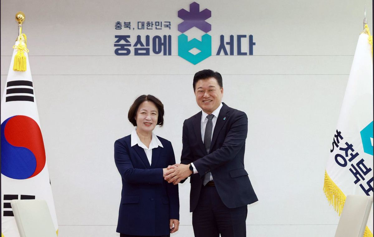 ▲추미애 경기도지사와 신용한 충북도지사가 7일 충북도청에서 지방재정 구조개편 방안을 논의한 뒤 악수하고 있다. 추 지사는 자신의 페이스북에 국세인 법인세의 일부를 지방에 배분하자고 "다시 말씀드렸다"며 신 지사가 법인세 5% 지방배분과 지방소비세율 40.3% 인상 방향에 동의했다고 밝혔다. (추미애 경기도지사 페이스북)