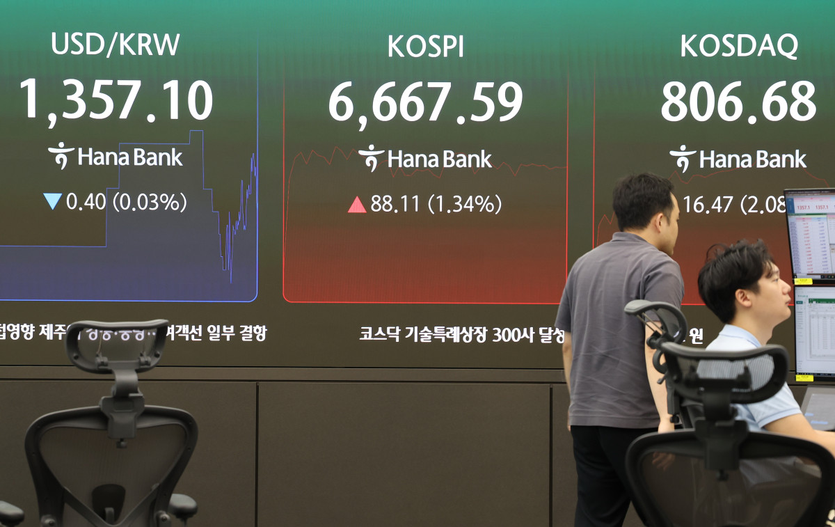 ▲4일 서울 중구 하나은행 본점 딜링룸에서 직원들이 업무를 보고 있다. (연합뉴스)