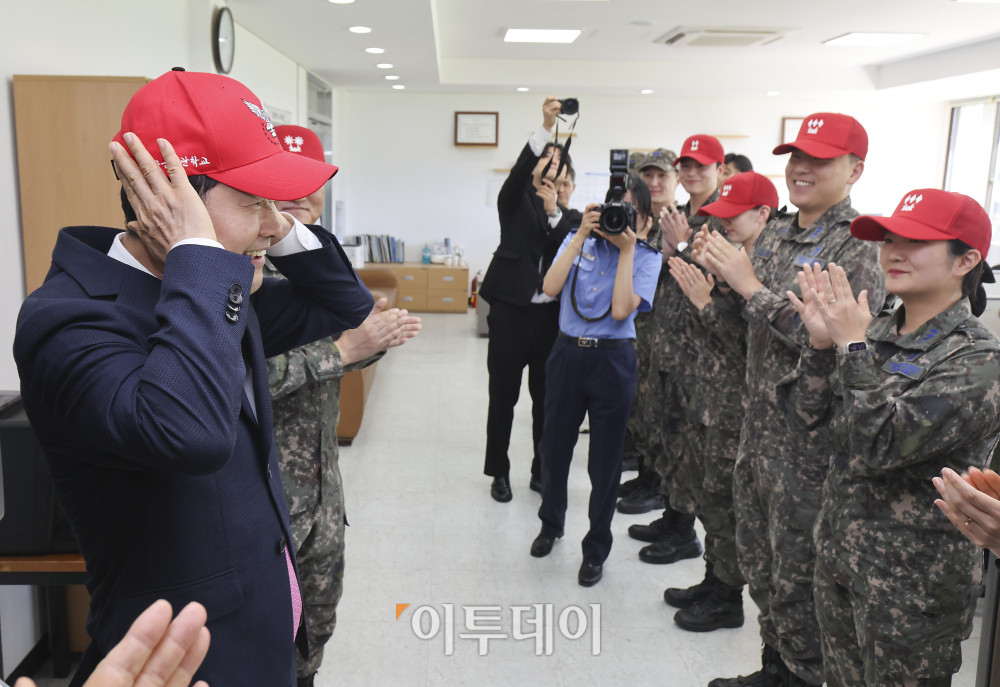 ▲장동혁 국민의힘 대표가 7일 충북 청주시 공군사관학교 내 장 대표가 군생활 했던 군사교육처를 방문해 장병들에게 기념 모자를 선물받고 있다. 국회사진기자단