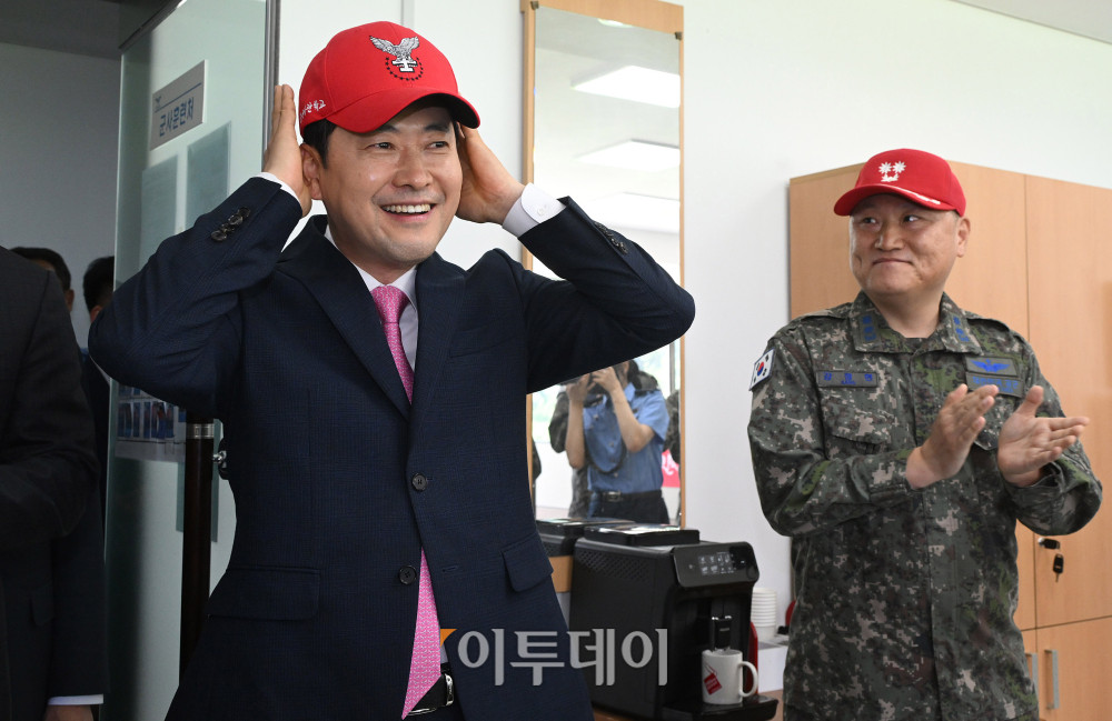 ▲장동혁 국민의힘 대표가 7일 충북 청주시 공군사관학교를 방문해 자신이 교관으로 복부 했던 군사훈련처에서 건네받은 교관모를 착모하고 있다. 94기 공군사관후보생인 장 대표는 지난 1995년부터 1998년까지 공사에서 복무한 뒤 중위 전역했다. 국회사진기자단
