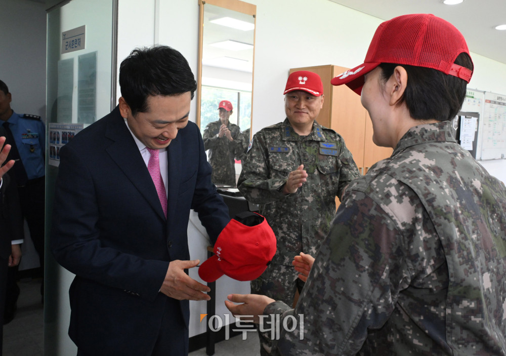 ▲장동혁 국민의힘 대표가 7일 충북 청주시 공군사관학교를 방문해 자신이 교관으로 복부 했던 군사훈련처에서 장병에게 교관모를 건네받고 있다. 94기 공군사관후보생인 장 대표는 지난 1995년부터 1998년까지 공사에서 복무한 뒤 중위 전역했다. 국회사진기자단