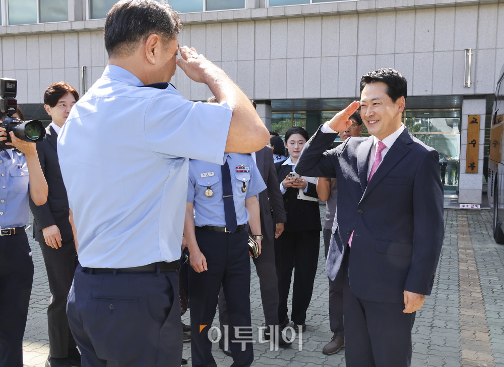 ▲장동혁 국민의힘 대표(오른쪽)가 7일 충북 청주시 공군사관학교 방문을 마치고 박흥재 공군사관학교장과 인사를 나누고 있다. 국회사진기자단