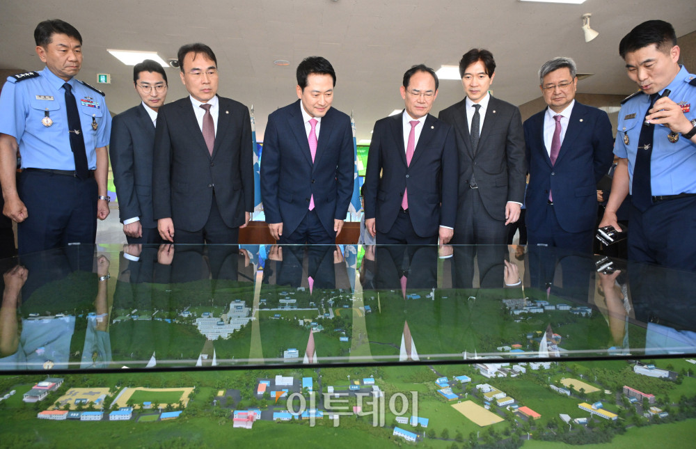 ▲장동혁(왼쪽 세 번째) 국민의힘 대표와 임종득(〃 네 번째) 국회 국방위원회 야당 간사를 비롯한 국민의힘 의원들이 7일 충북 청주시 상당구 공군사관학교를 방문해 부대현황에 관한 브리핑을 청취하고 있다. 국회사진기자단