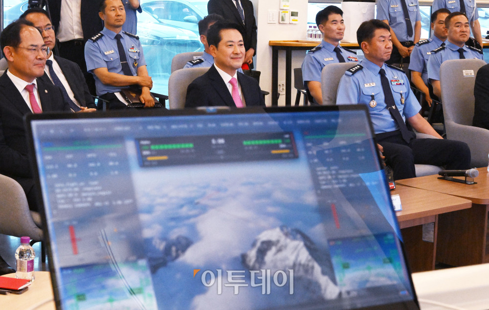 ▲장동혁 국민의힘 대표가 7일 충북 청주시 상당구 공군사관학교를 방문해 AI 파일럿 매치 시뮬레이션 시연을 보고 있다. 국회사진기자단