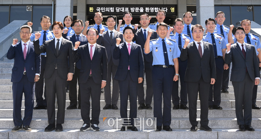 ▲장동혁(앞줄 왼쪽 네 번째) 국민의힘 대표가 7일 충북 청주시 상당구 공군사관학교를 방문해 박흥재(〃 다섯 번째) 공군사관학교장을 비롯한 관계자들과 기념 촬영을 하고 있다. 국회사진기자단