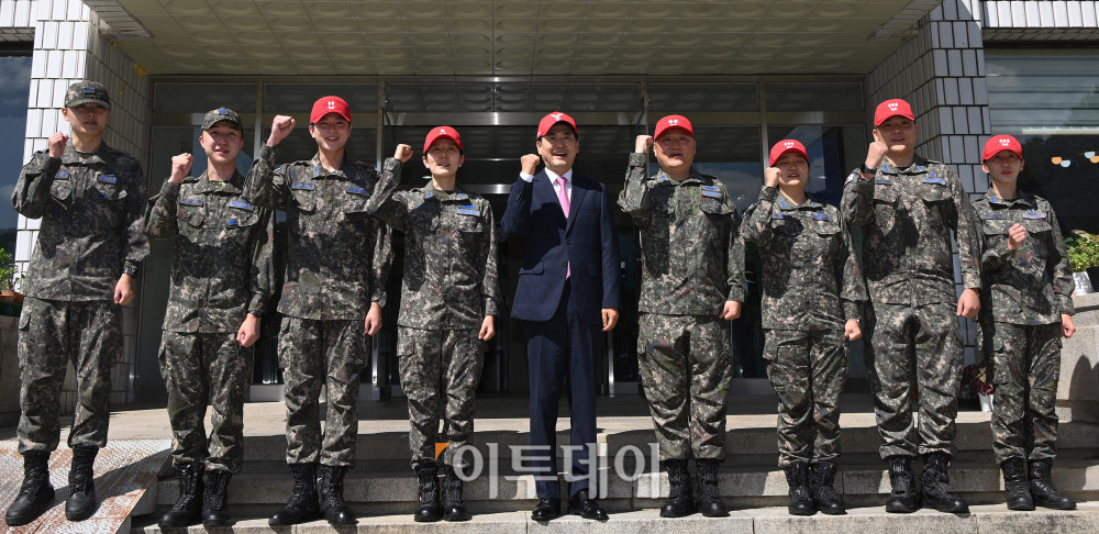 ▲장동혁 국민의힘 대표가 7일 충북 청주시 공군사관학교를 방문해 군사훈련처 장병들과 기념 촬영을 하고 있다. 94기 공군사관후보생인 장 대표는 지난 1995년부터 1998년까지 공사 군사훈련처 교관으로 복무한 뒤 중위 전역했다. 국회사진기자단