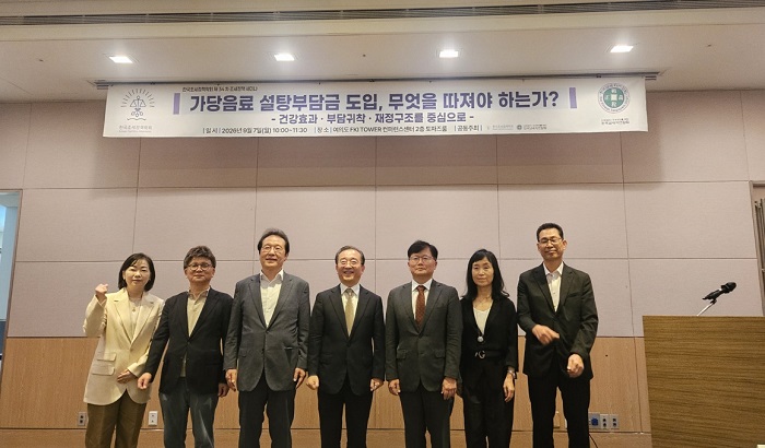 ▲남혜정 교수, 오문성 교수, 홍기용 교수, 김갑순 교수(좌장, 조세정책학회장), 최원석 교수(납세자연합회 회장), 노정란 교수, 하상도 교수가 제34차 조세정책세미나 진행 이후 기념촬영을 하고 있다. (한국조세정책학회 제공)
