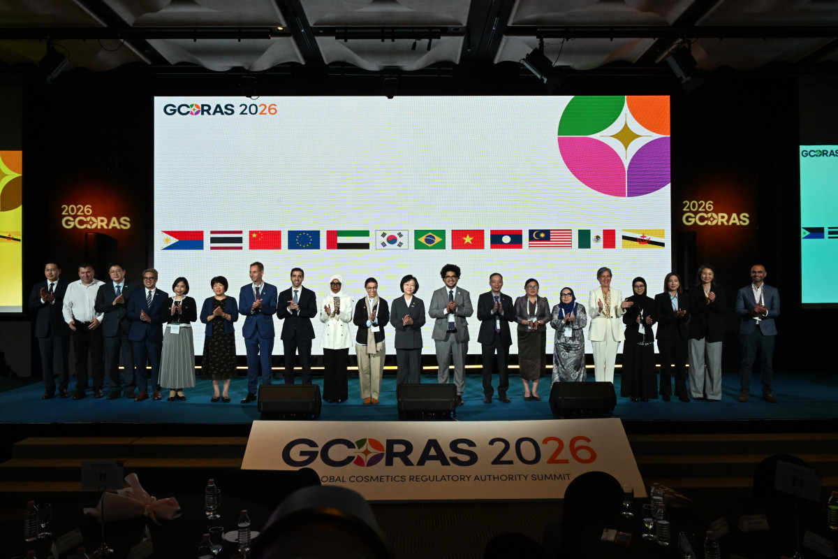 ▲7일 서울 중구 더 플라자 호텔에서 열린 제1회 글로벌 화장품 규제기관장 협의체(GCORAS·지코라스)에서 오유경 식품의약품안전처장 등 참석자들이 기념촬영을 하고 있다. (사진제공=식품의약품안전처)